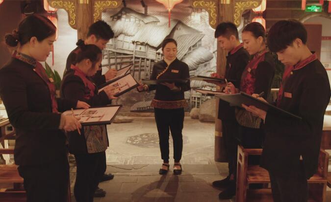 想提高火鍋加盟店利潤(rùn)，得從培養(yǎng)服務(wù)員開始