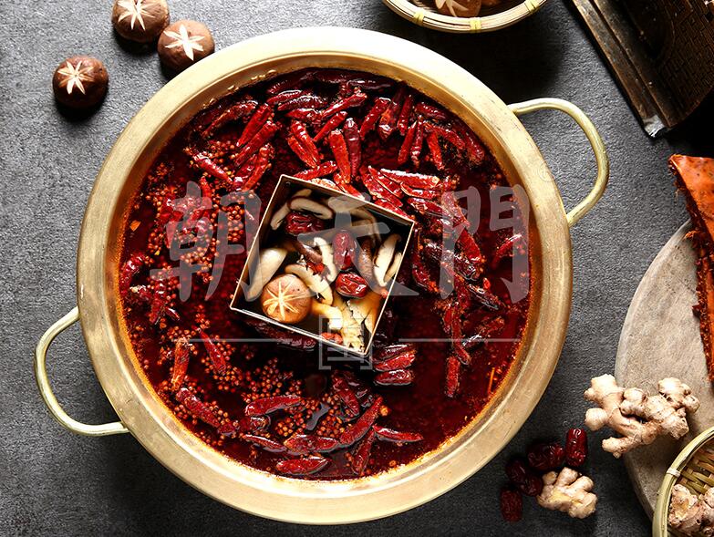 重慶火鍋為何風(fēng)靡全國？探究背后的文化符號(hào)