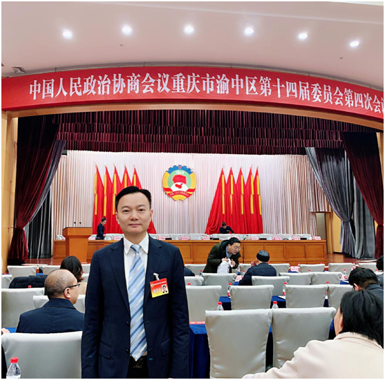 王普:重慶渝中區(qū)政協(xié)常委、民建重慶市委企專委委員、重慶人文科技學(xué)院客座教授、重慶朝天門餐飲控股集團(tuán)董事長、重慶博茂餐飲集團(tuán)董事長