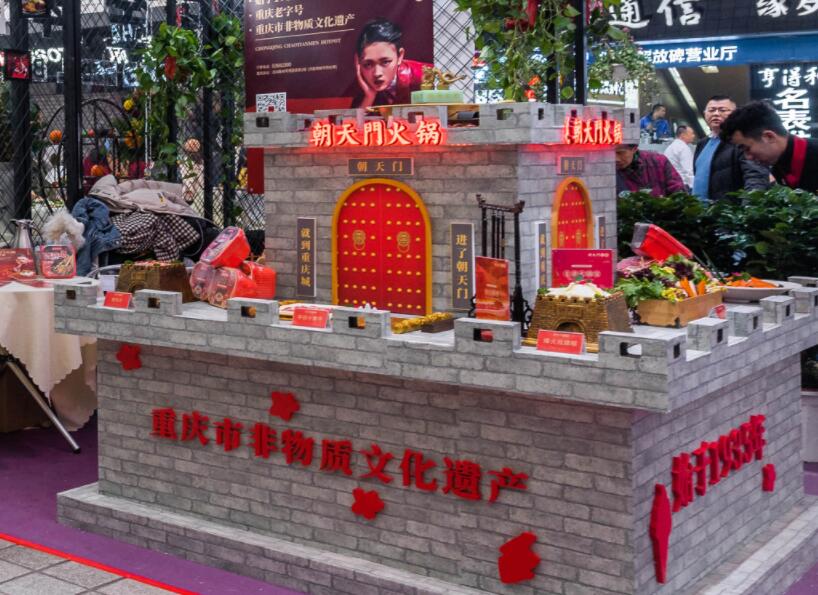 內(nèi)江開火鍋加盟店合適嗎？當(dāng)?shù)厥袌鋈绾危? /> 
</p>
<p>
	1.火鍋店眾多，可行性較高
</p>
<p>
	內(nèi)江雖然有“甜城”之稱，但是當(dāng)?shù)厝巳匀浑x不了麻辣的魂，對火鍋的喜愛是溢于言表的。我們可以看到內(nèi)江的火鍋店數(shù)量并不少，這就說明一個問題，在內(nèi)江開火鍋店的可行性是非常高的。我們可以對比各個火鍋店的品牌特色，通過優(yōu)劣分析，找到更加適合市場的發(fā)展道路。
</p>
<p>
	2.人文景觀多，消費需求旺
</p>
<p>
	我們都知道，內(nèi)江是一座文化古城，培育了多位杰出的歷史名人，孔子之師萇弘和國畫大師張大千都是其中之一。當(dāng)?shù)氐娜宋?、自然景觀非常多，深厚的文化氛圍吸引了眾多的旅客，由此，助長了當(dāng)?shù)氐南M需求，不管什么地方來的游客，只要到了內(nèi)江，肯定都是要吃一吃火鍋的。外來消費需求不斷上漲，再加上內(nèi)部本地人對美食的不盡喜愛和執(zhí)著追求，都為在內(nèi)江開火鍋加盟店提供了良好的發(fā)展契機。
</p>
<p>
	3.品牌雜亂，選擇需謹(jǐn)慎
</p>
<p>
	雖然從以上兩點我們都可以看出，內(nèi)江的火鍋加盟市場非常旺盛，但是并非所有人都能一舉成功，目前的火鍋行業(yè)是火爆與危機并存的，發(fā)展形勢好，但也面臨著市場混亂，品牌多而雜，市場約束不足等問題，因而，作為投資人我們就得保持應(yīng)有的理性和判斷力，選擇品牌時要盡可能地選擇那些有一定市場知名度和威望的火鍋品牌。
</p>
<p>
	綜上所述，內(nèi)江是一個吃火鍋氛圍濃烈的城市，當(dāng)?shù)夭粌H市場好，需求也旺，但是你也應(yīng)該明了的一點是，有開店想法的并不止你一人，大家都在爭分奪秒地?fù)寠Z資源，因此，為了避免好品牌、好門面被他人搶占，建議盡早行動。以上就是我們的相關(guān)回答了，如有其它疑問，可給我們留言。
</p>                        </div>
                    </div>
                </div>
                <div   id=