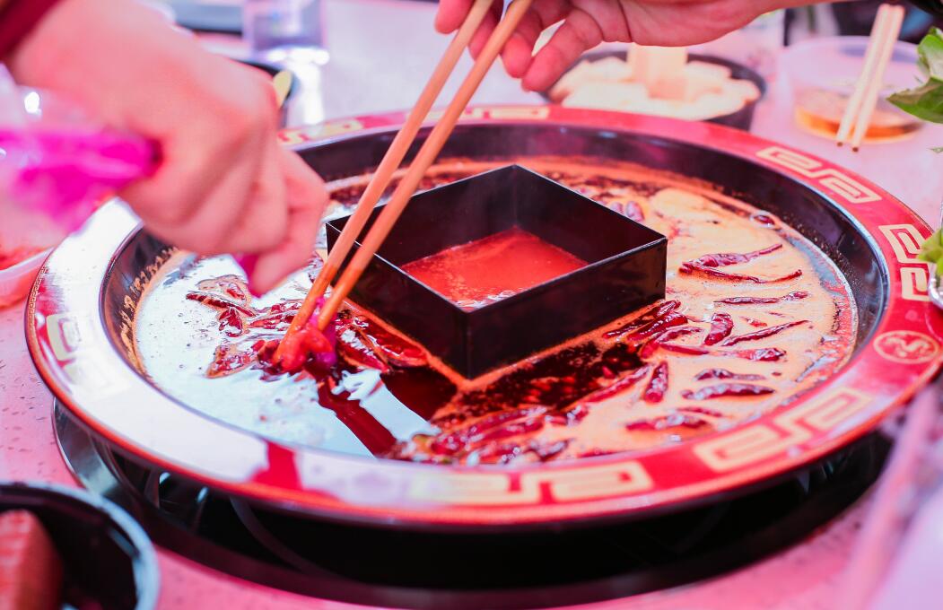 火鍋加盟模式能走遠(yuǎn)嗎？發(fā)展?jié)摿θ绾危? /> 
</p>
<p>
	加盟模式簡易，依舊是新手入行的好選擇
</p>
<p>
	雖然，現(xiàn)在的一些報道和顧客的反饋，讓人們對連鎖加盟的模式產(chǎn)生了懷疑，但是我們必須認(rèn)識到，這些負(fù)面訊息并非加盟模式本身不足導(dǎo)致的，而是在落地的時候遇到了問題。
</p>
<p>
	所以，我們要做的只是解決落地難的問題，只要我們按照總部的規(guī)劃和指導(dǎo)去經(jīng)營發(fā)展，積極培訓(xùn)服務(wù)，打造品質(zhì)化消費，同時嚴(yán)格按照統(tǒng)一標(biāo)準(zhǔn)裝修、出品，掌握核心食材及配料，依舊可以借助東風(fēng)之勢，快速立店，穩(wěn)扎市場。
</p>
<p>
	一個人走得快，但一群人走得更遠(yuǎn)
</p>
<p>
	相信大家都聽過“一個人走得更快，但一群人走得更遠(yuǎn)”這個說法吧，一個人的確可以憑借自己的想法，擺脫許多束縛以更快的速度開店、發(fā)展，但是單人開店的效果和質(zhì)量如何呢？
</p>
<p>
	據(jù)了解獨立經(jīng)營的門店其壽命大多不超過3年，而想要獲得5年、10年的發(fā)展，還必須得依托團(tuán)隊，即我們所說的連鎖加盟模式。連鎖品牌不僅有完善的加盟流程、支持體系，同時還有一個經(jīng)驗豐富的團(tuán)隊，能幫助你加速財富的增長，讓你在餐飲的道路上行穩(wěn)致遠(yuǎn)，所以，無論連鎖加盟的模式是否存在弊端，它都是長線發(fā)展的不二選擇。
</p>
<p>
	擔(dān)心出品質(zhì)量參差不齊？托管模式值得選
</p>
<p>
	衛(wèi)生問題頻發(fā)，裝修不過關(guān)，菜品質(zhì)量層次不齊，面對大家的質(zhì)疑和擔(dān)憂，連鎖加盟模式如何化解難題呢？其實無論是衛(wèi)生、出品還是裝修，歸根結(jié)底都是分店的問題。但這一問題也不能完全怪罪于管理者或者老板，畢竟沒有人是無所不曉的。
</p>
<p>
	我們?nèi)狈?jīng)驗自然不知道怎樣監(jiān)督員工，怎樣監(jiān)管施工，出現(xiàn)問題也在情理之中。那么面對這樣的情況該怎么辦呢？統(tǒng)一管理的托管模式悄然流行，具有更強(qiáng)的品牌管控能力和統(tǒng)一管理的優(yōu)勢，能讓你甩手做掌柜，不失為一種好選擇！
</p>
<p>
	以上就是朝天門火鍋的相關(guān)回答了，希望能對你有所幫助，如有其它疑問，可給我們留言，一起交流學(xué)習(xí)！
</p>                        </div>
                    </div>
                </div>
                <div   id=