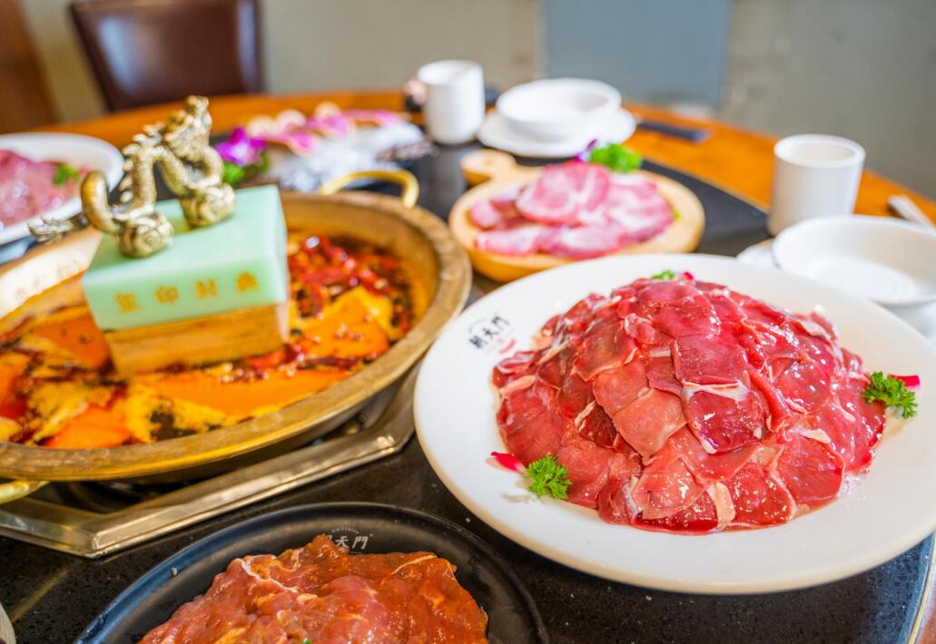 夏天吃火鍋有多痛快？來(lái)體驗(yàn)酣暢淋漓的感覺！