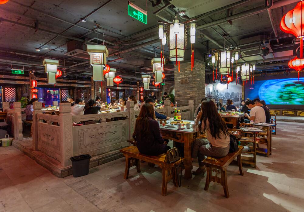 打卡網(wǎng)紅城市重慶，少不了吃一頓朝天門火鍋！