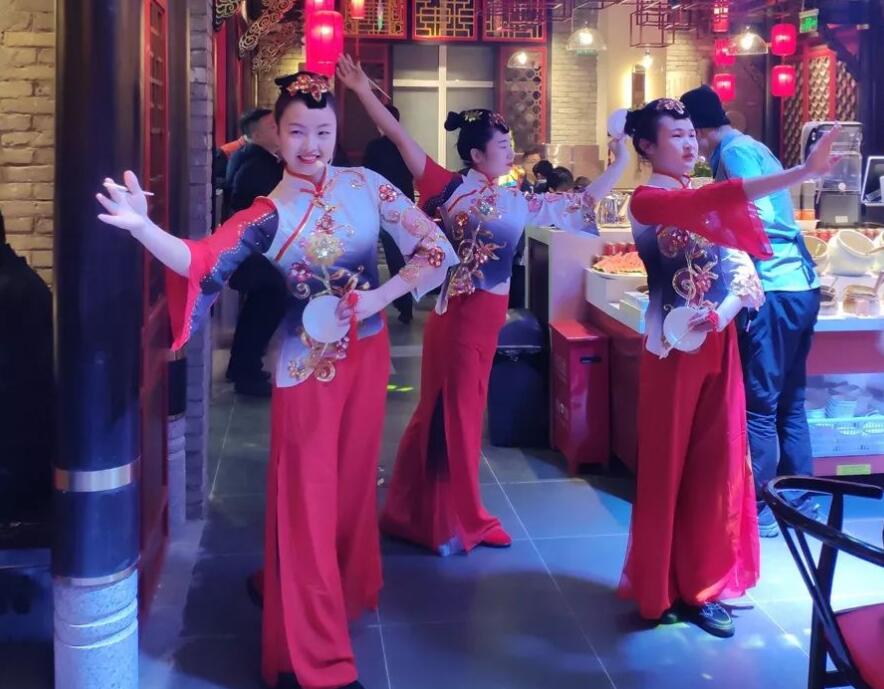 朝天門火鍋的裝修是統(tǒng)一的風格和模板嗎？