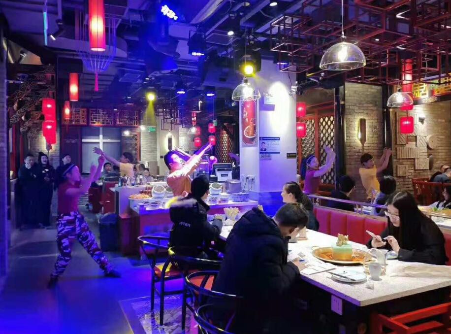 吃火鍋千萬別把毛肚倒進(jìn)鍋內(nèi)煮，燙著吃才更脆！