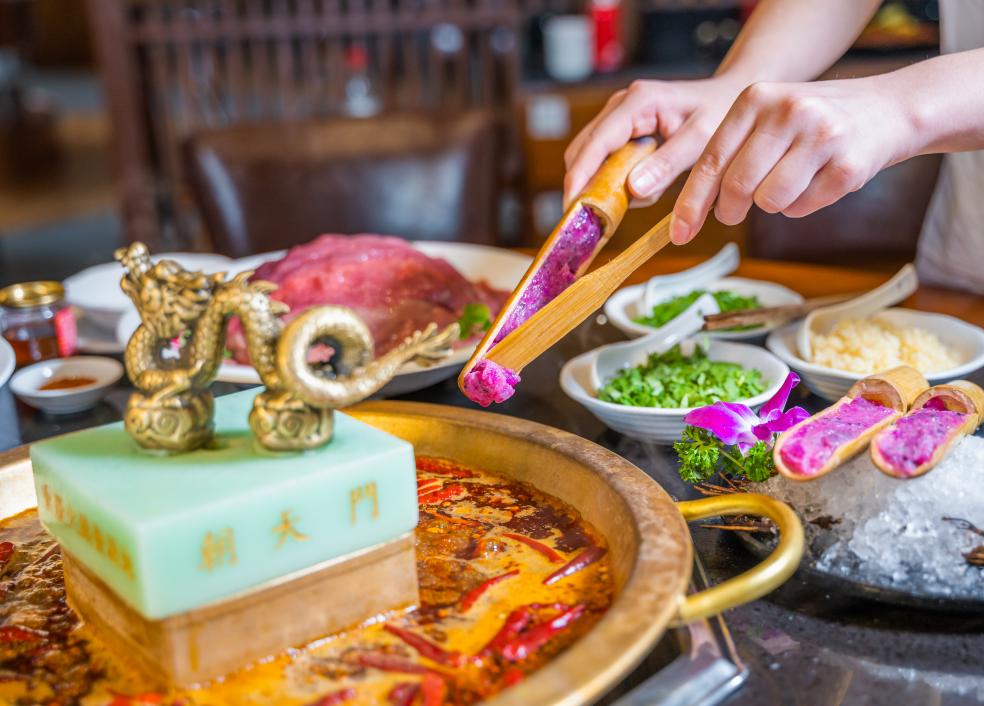 重慶哪家火鍋好吃？來(lái)嘗嘗百味一鍋的朝天門(mén)！