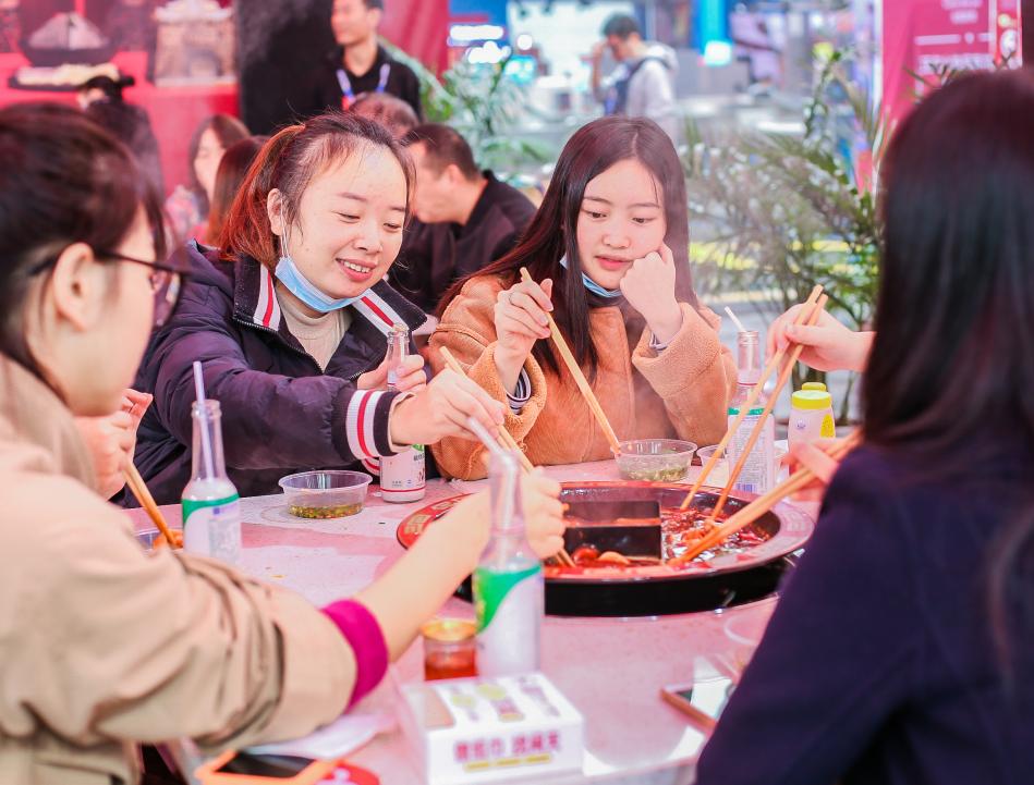 河池開火鍋加盟店，如何服務好顧客的胃？