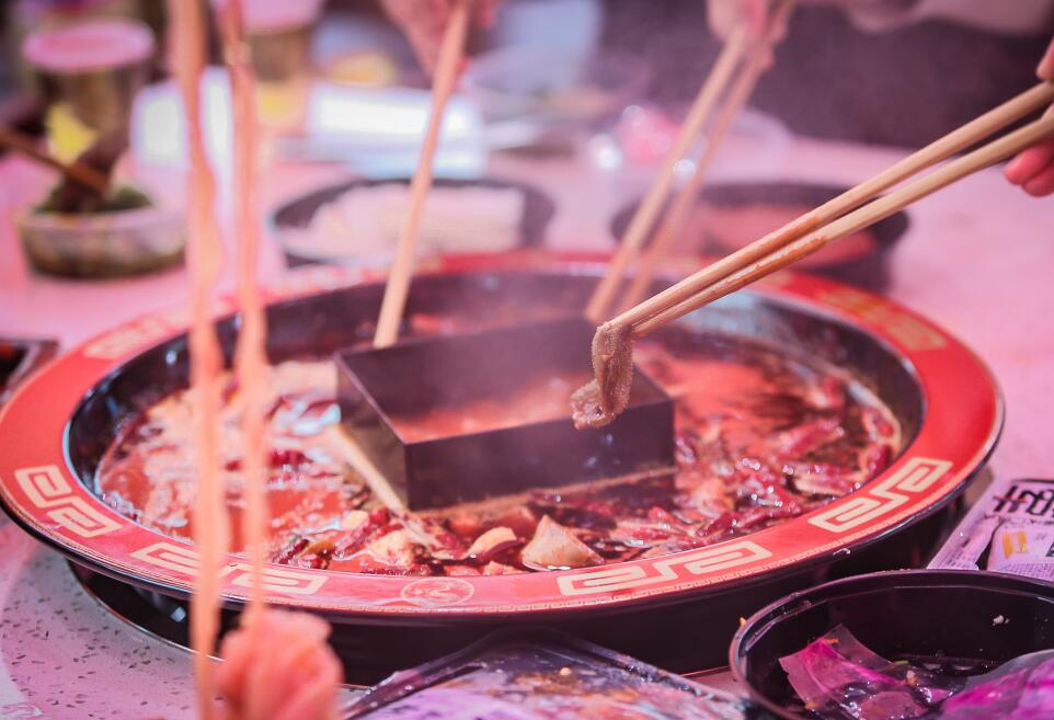 號(hào)稱來(lái)重慶必吃的地標(biāo)火鍋，朝天門(mén)讓你不留遺憾！