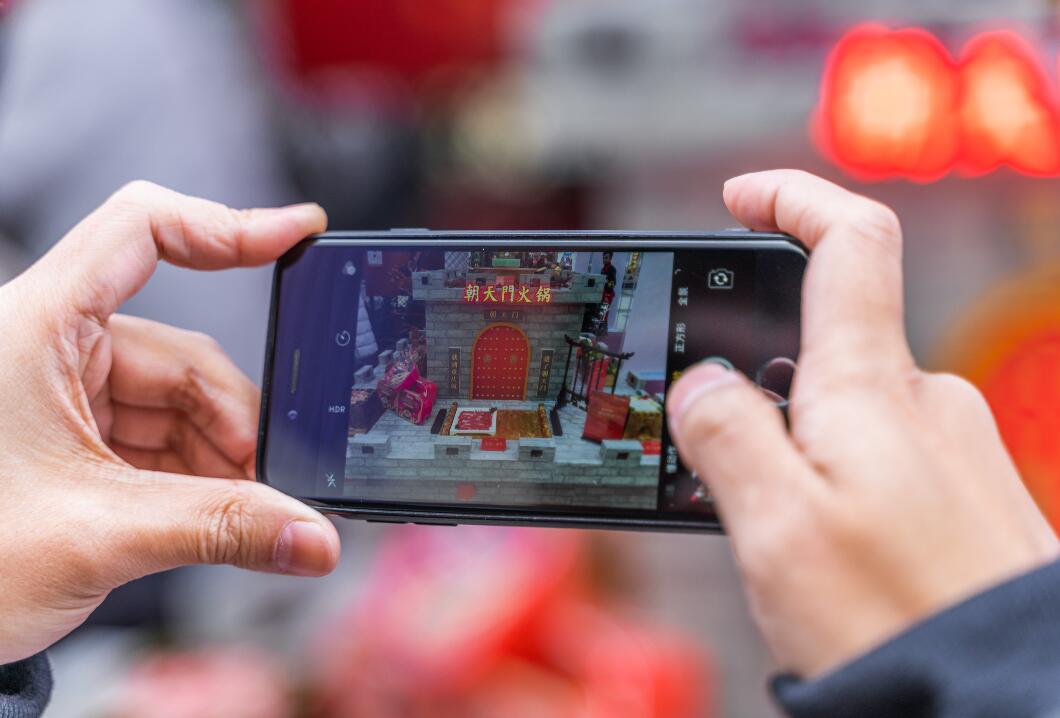 怎樣用短視頻打造網(wǎng)紅火鍋店？我?guī)湍阆肓怂恼校? /> 
</p>
<p>
	1、請(qǐng)吃播和美食達(dá)人來(lái)試吃
</p>
<p>
	明星擁有很高的流量，但一般的火鍋店是請(qǐng)不起明星的，那就可以找專門的網(wǎng)紅、吃播來(lái)試吃。讓他們分析味道、菜品、介紹特色，粉絲越高的吃播、網(wǎng)紅，其成本就越高，但帶來(lái)的效益卻十分不錯(cuò)，尤其在一二線城市。
</p>
<p>
	此外，從短視頻的播放量來(lái)分析，以優(yōu)惠、價(jià)格為主題的短視頻往往能博得高流量，如“花XXX元吃到九盤菜”、“XXX元吃到十二盤肉食材”，就算不提火鍋店的名字，其播放量就可達(dá)百萬(wàn)，主打高性價(jià)比的，市井火鍋在這方面相當(dāng)吃香。
</p>
<p>
	2、餐廳內(nèi)拍段子
</p>
<p>
	有趣的劇情人們都愛(ài)看，很多火鍋店專門成立了短視頻小組，招編劇、攝影師、演員（部分火鍋店是員工自己當(dāng)演員），讓他們?cè)陂T店表演，增加門店的曝光量，其內(nèi)容包含反轉(zhuǎn)、搞笑、情感、鄉(xiāng)村。不知名的火鍋店如果內(nèi)容做得好，一個(gè)視頻也有機(jī)會(huì)獲得幾十萬(wàn)的播放量。因此企業(yè)在招人時(shí)，編劇十分重要，要找對(duì)平臺(tái)內(nèi)容推送有了解、研究的人來(lái)做。
</p>
<p>
	3、廚師長(zhǎng)分享實(shí)用技巧
</p>
<p>
	在2021年，諸多的美食博主憑借一手好廚藝紅遍大江南北，其實(shí)火鍋店中也可以把廚師長(zhǎng)打造成熱門IP，讓他分享火鍋的冷知識(shí)，辟謠火鍋傳聞，不愿意露臉的廚師長(zhǎng)也可親自上手教大家做菜、做火鍋底料，甚至是秀刀工。
</p>
<p>
	4、餐廳有美女或招兼職模特
</p>
<p>
	美女是短視頻博流量簡(jiǎn)單、有效的手段，火鍋店可以專門招一個(gè)形象氣質(zhì)出色的女生來(lái)參與拍攝，如果不愿意長(zhǎng)期花錢的火鍋店也可找兼職模特、演員來(lái)表演。內(nèi)容可以是火鍋店員追女生、火鍋店員搭訕、女生跳舞等等。
</p>
<p>
	肯花錢的公司來(lái)做短視頻是能夠做起來(lái)的，如果覺(jué)得成本太高，也可以將短視頻的任務(wù)專門外包給專業(yè)的短視頻公司，這就需要老板與他們好好談價(jià)錢了。以上就是朝天門火鍋的相關(guān)分享，希望對(duì)你有所幫助，如果有其他疑問(wèn)，可以給我們留言，一起探討、學(xué)習(xí)！
</p>                        </div>
                    </div>
                </div>
                <div   id=