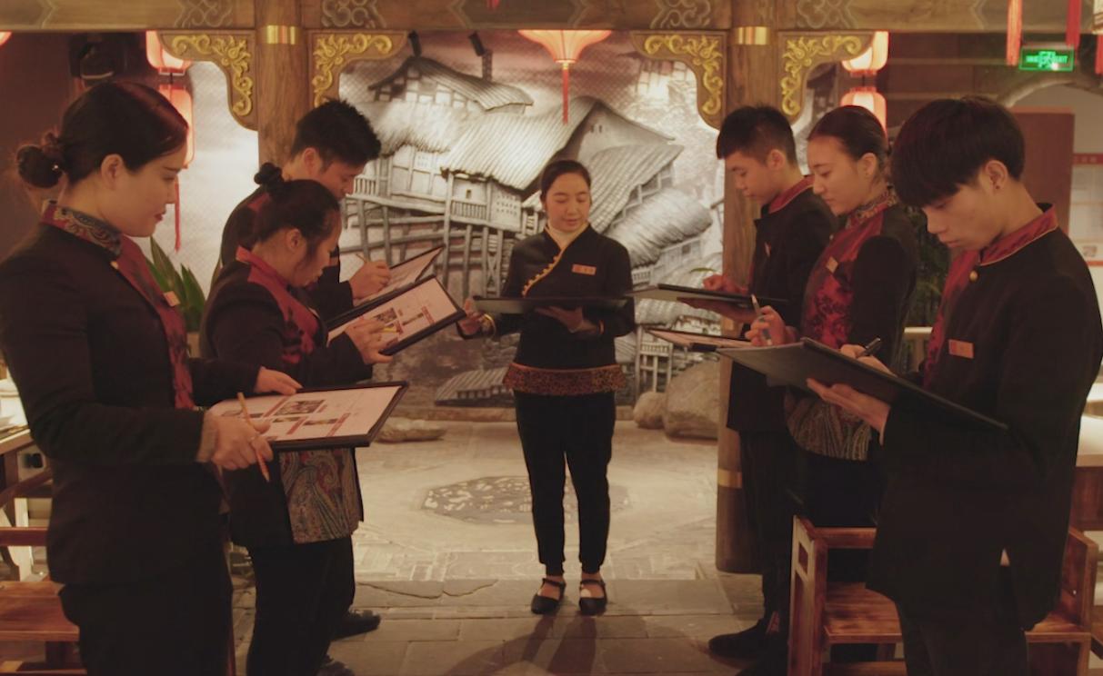 又一服務(wù)員被逼下跪！餐飲人的尊嚴誰來維護？