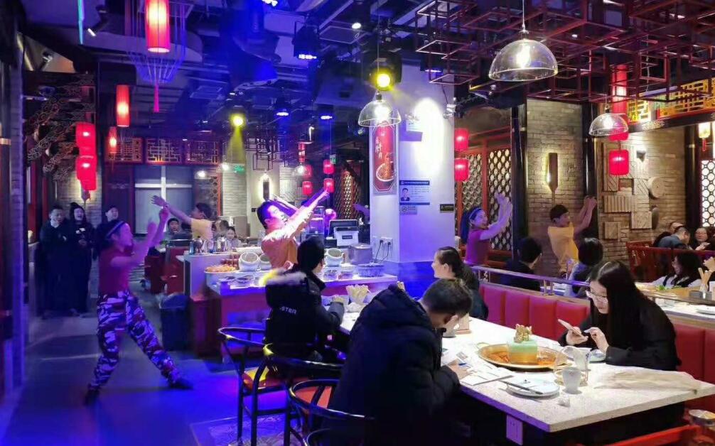 一年四季都排隊(duì)的火鍋店，到底有什么技巧？