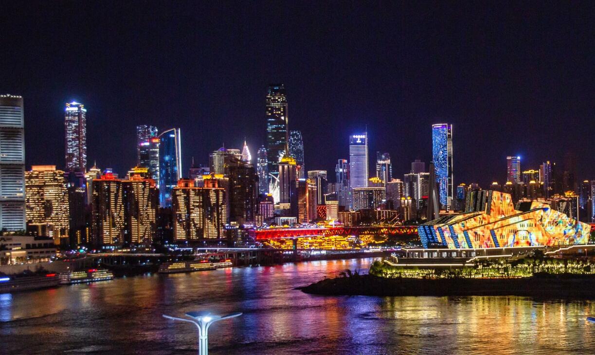 重慶土著推薦，逛八一美食街，吃重慶老火鍋！