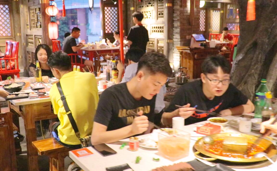 火鍋店桌椅，這么選！居然還提高了營業(yè)額？